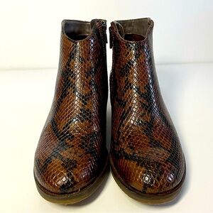 Clarks Womens  MILA MYTH Leather Snake Skin Block Heel Ankle Boots Booties Sz 6